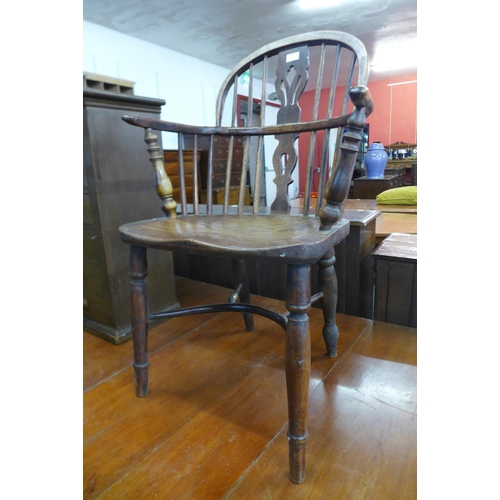 117 - A Victorian yew and elm Windsor chair