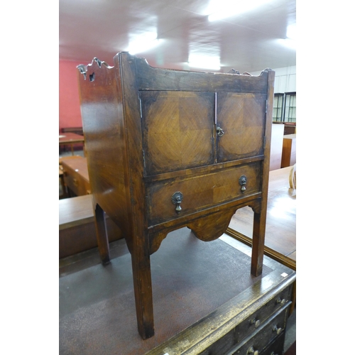 136 - A George III mahogany night stand