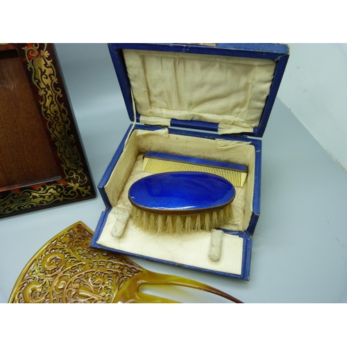 619 - A boulle photograph frame, height 16cm, a travel inkwell in the form of a bag, lacking handles, a sm... 