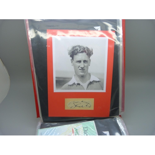 622 - Football memorabilia; album of autographed items including Jack Carlton, Danny McGrain, Tom Finney, ... 