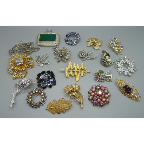 634 - A collection of brooches