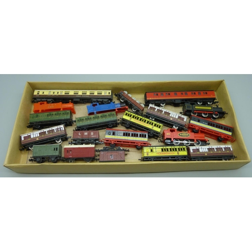 658 - A collection of N gauge Graham Farish model rail, etc.