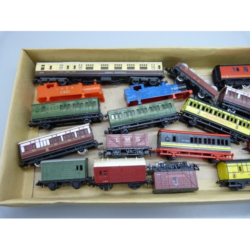 658 - A collection of N gauge Graham Farish model rail, etc.