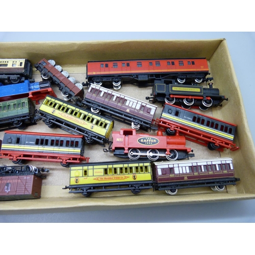 658 - A collection of N gauge Graham Farish model rail, etc.