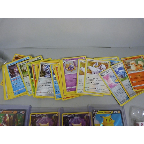 694 - 210 Holographic Pokemon cards