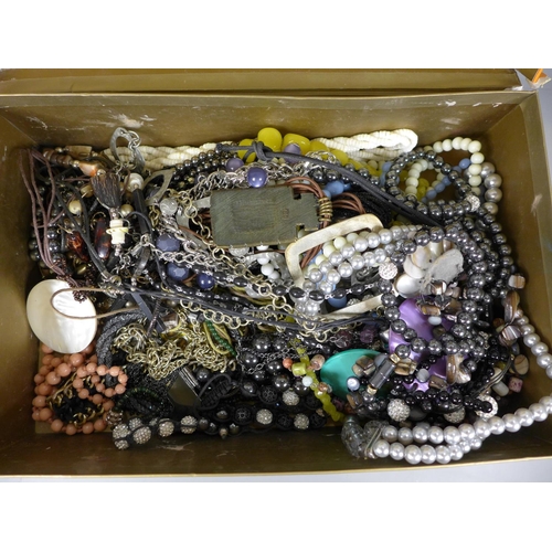 733 - Glass, hematite and other costume jewellery