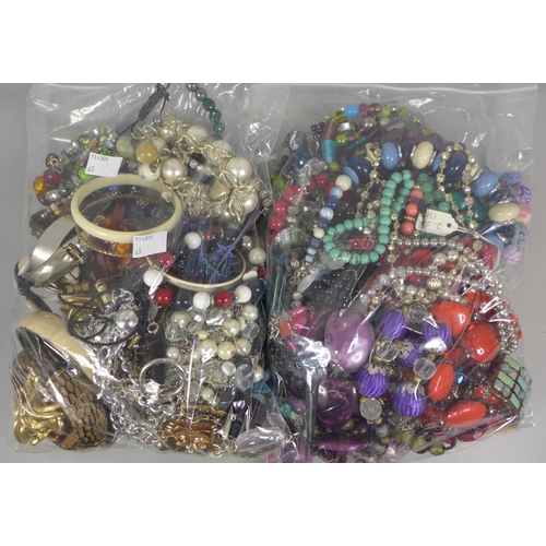 740 - Costume jewellery