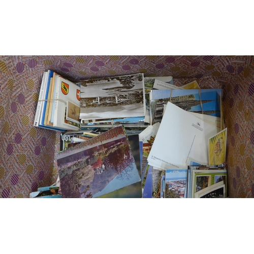 746 - A collection of postcards in a suitcase