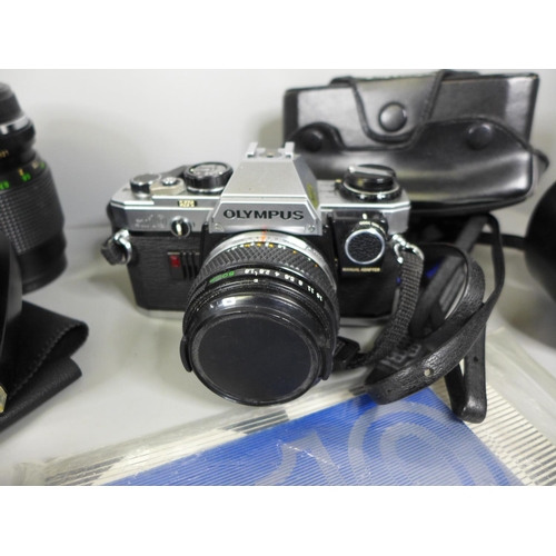 752 - An Olympus OM10 SLR camera with manual adaptor and instructions, an auto Teleplus lens, Vivitar 35-7... 