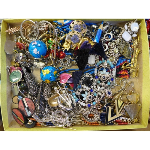 760 - Costume jewellery including earrings