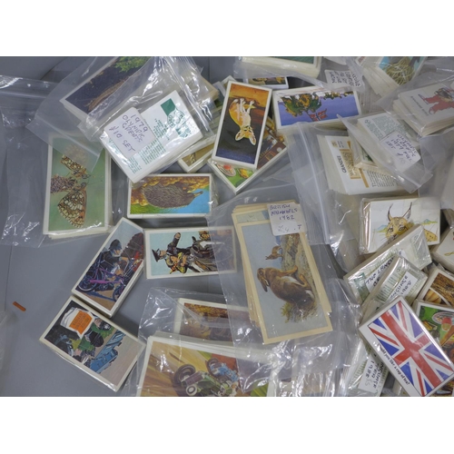 771 - A collection of tea cards and cigarette cards, complete sets