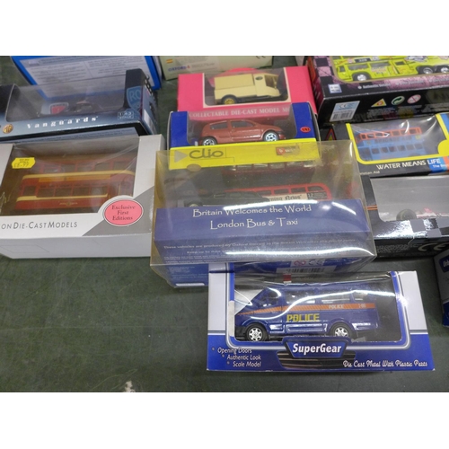 814 - A collection of thirty mixed die-cast model vehicles, boxed