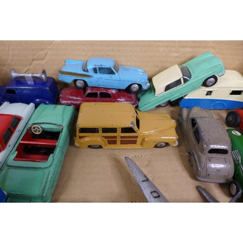 841 - A collection of early Dinky Toys die-cast model vehicles, playworn (22)