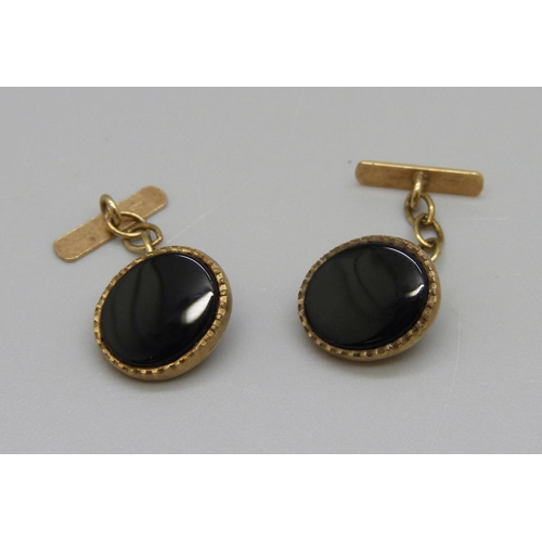 975 - A pair of 9ct gold and onyx set cufflinks, 3g