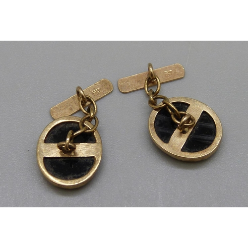 975 - A pair of 9ct gold and onyx set cufflinks, 3g