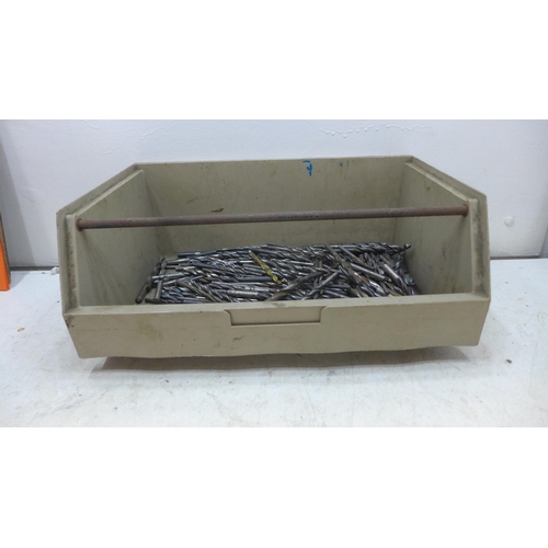 2007 - Approx. 200 HSS drill bits & socket set