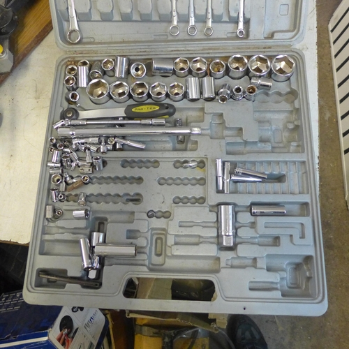 2007 - Approx. 200 HSS drill bits & socket set