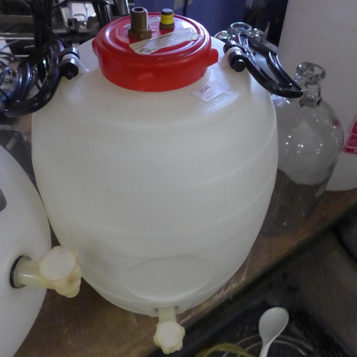 2144 - Beer pressure barrels and floats