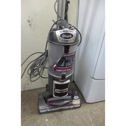 2275 - Shark vacuum cleaner upright