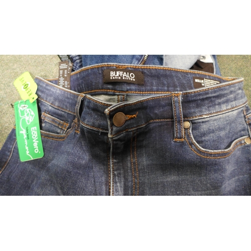 3252 - 2 Pairs of jeans, mixed sizes and styles, including Replay * this lot is subject to VAT