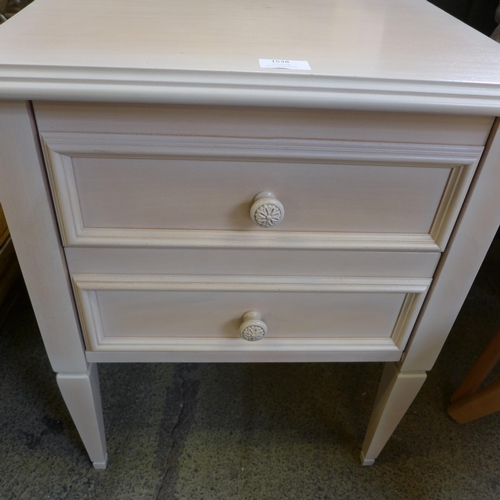 1538 - A pair of white bedside chests