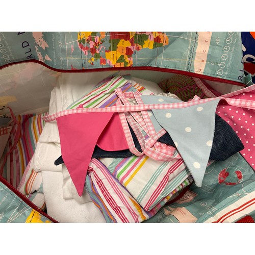 2126 - Bag of blankets, pillow cases and bunting