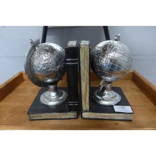 1342 - A pair of globe bookends H 18cm (922236520)