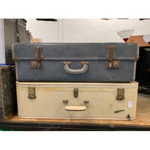2075 - Two vintage suitcases