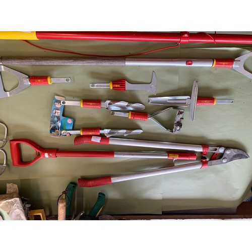 2105 - Wolfgarten garden tools bundle: loppers, spade, 2.2m-4m extending pole attachment, various attachmen... 