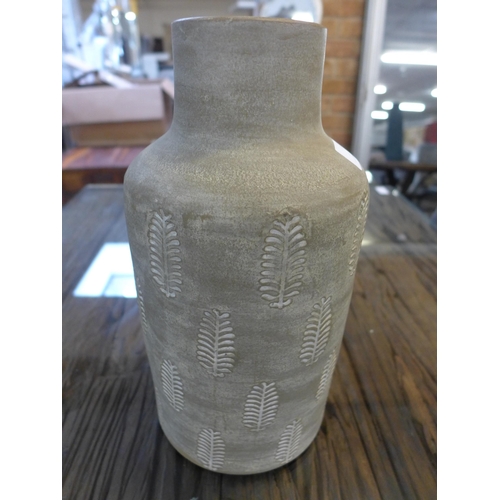 1371 - A fern textured stone grey stoneware vase, H 31 cms (70-61420)   #