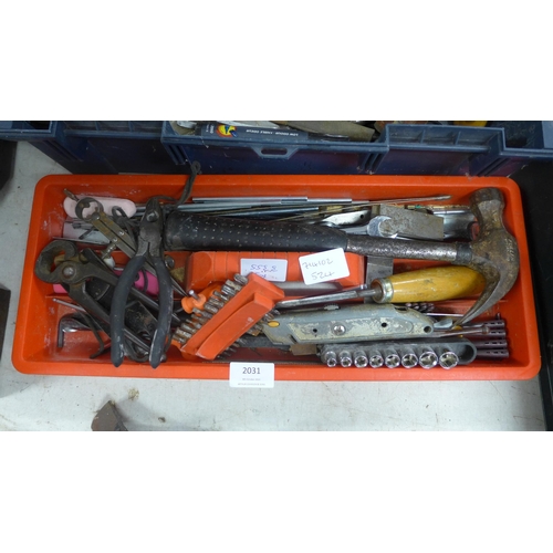 2031 - Plastic tool box and tray of tools