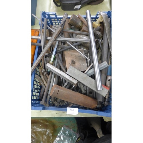 2098 - Tray of scrap metal, mainly high carbon steel with some stainless steel