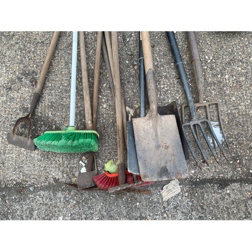 2297 - Bundle of garden tools: rake, spades, forks, etc.