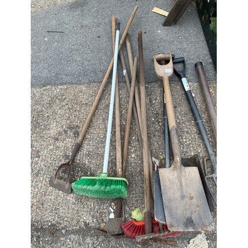 2297 - Bundle of garden tools: rake, spades, forks, etc.