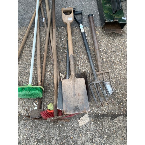 2297 - Bundle of garden tools: rake, spades, forks, etc.