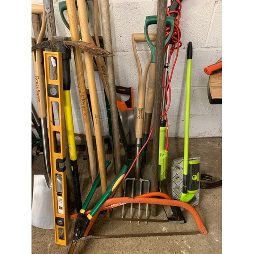 2298 - Garden tool job lot: rake, spades, forks, spirit level, saw, brush set, etc.