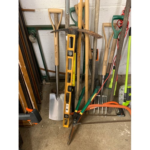 2298 - Garden tool job lot: rake, spades, forks, spirit level, saw, brush set, etc.