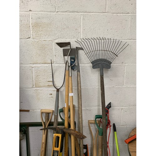 2298 - Garden tool job lot: rake, spades, forks, spirit level, saw, brush set, etc.