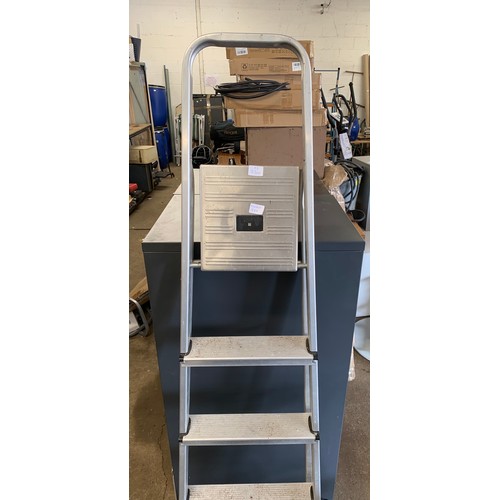 2247 - A six-rung aluminium step ladder