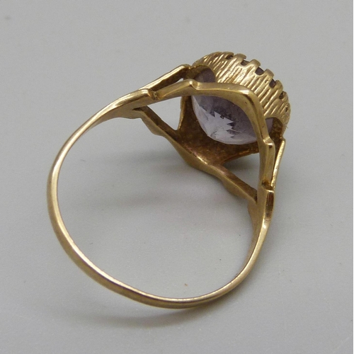 1002 - A 9ct gold and amethyst ring, 2.9g, P