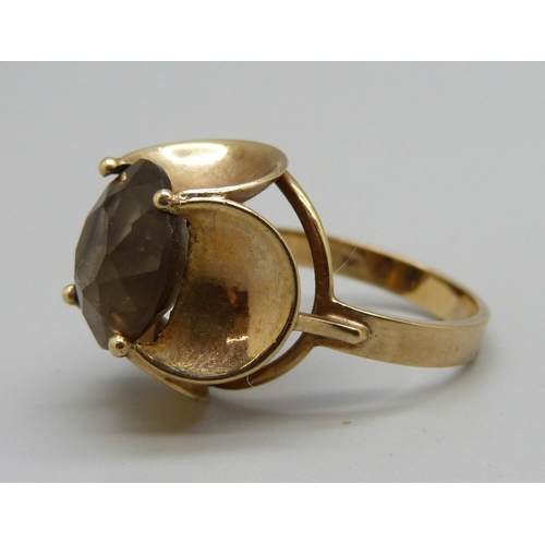 1005 - A 9ct gold and citrine ring, 5g, N