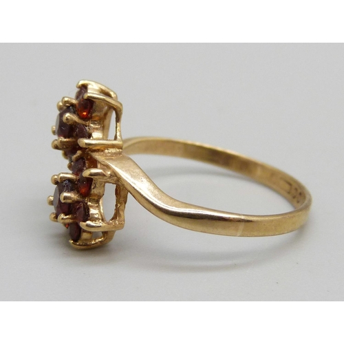 1006 - A 9ct gold and garnet twin daisy ring, 2g, M