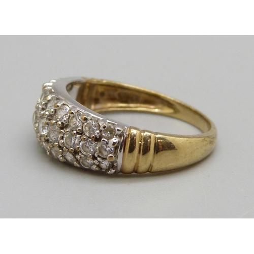 1016 - A 9ct gold and cubic zirconia cluster ring, 2.6g, O