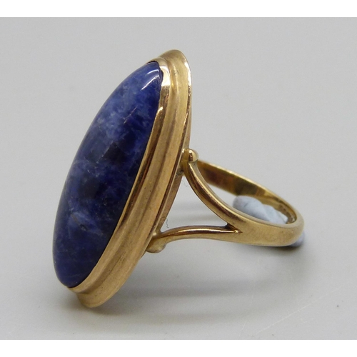 1017 - A 9ct gold and lapis lazuli set ring, 5.8g, M