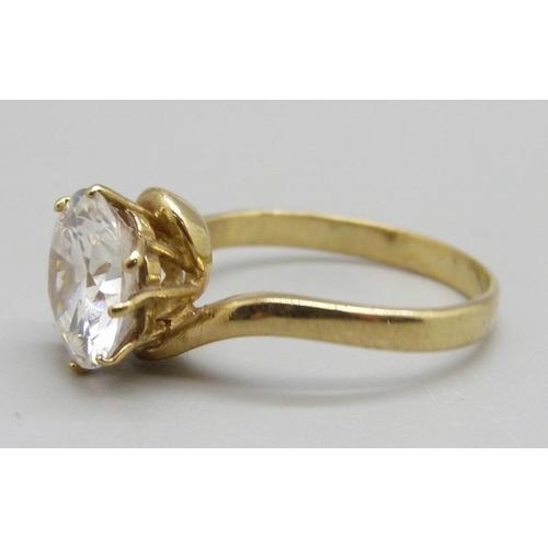 1022 - A 9ct gold and cubic zirconia solitaire ring, 3.5g, P