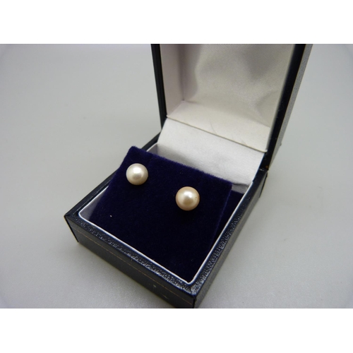 1049 - A pair of 9ct gold cultured pearl stud earrings