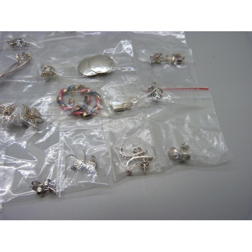 1056 - A collection of pairs of silver earrings