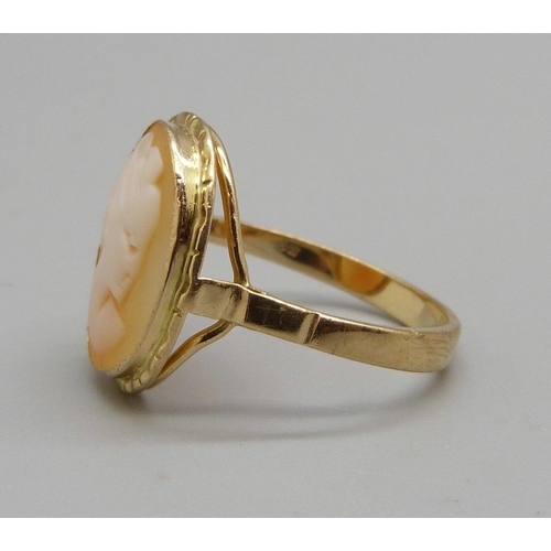 1058 - A 9ct gold cameo ring, 2.7g, R