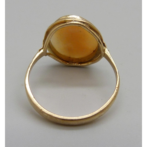 1058 - A 9ct gold cameo ring, 2.7g, R