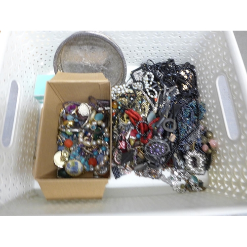 1113 - Costume necklaces and bracelets on a stand, and other assorted jewellery **PLEASE NOTE THIS LOT IS N... 